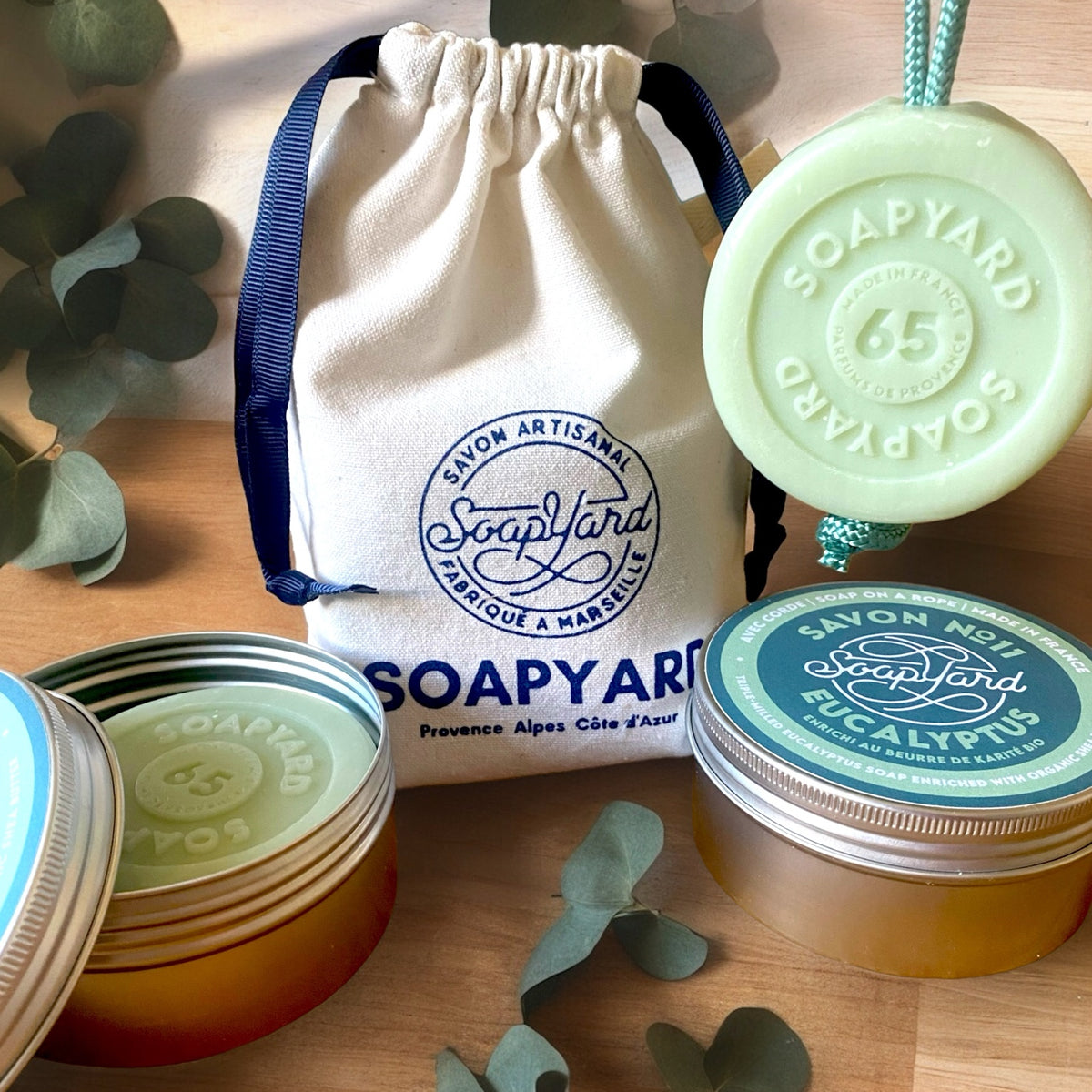 Savon Soapyard eucalyptus avec corde, boîte en aluminium et pochette en coton.
