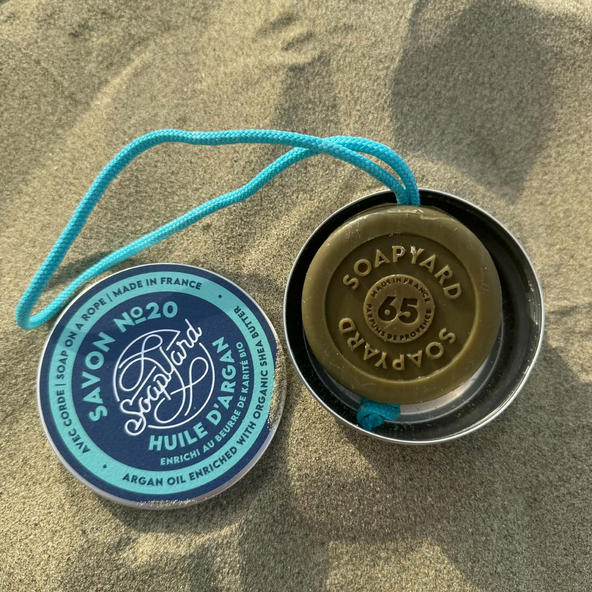 Savon Soapyard à l’argan avec corde turquoise et boîte en aluminium sur le sable