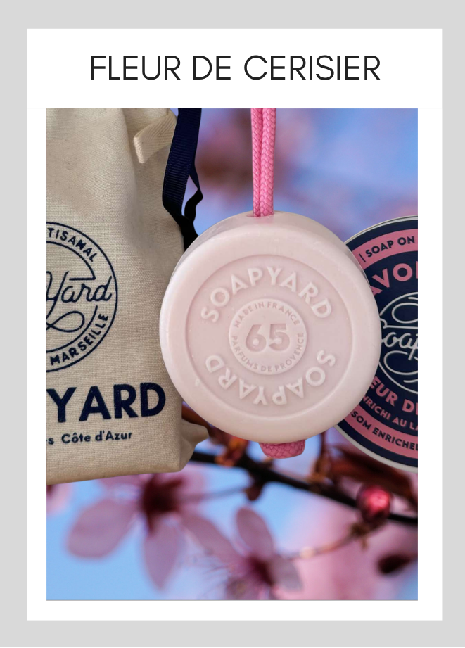 Savon avec corde Soapyard — Cherry Blossom & Milk, sur fond illustrant son parfum