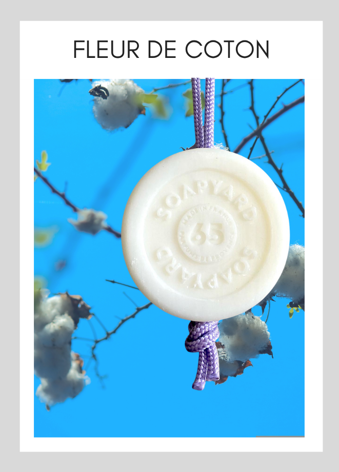 Savon avec corde Soapyard — Fleur de Coton — lait de chèvre, sur fond illustrant son parfum