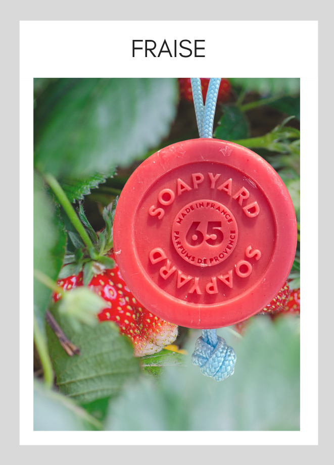 Savon avec corde Soapyard — Fraise, sur fond illustrant son parfum