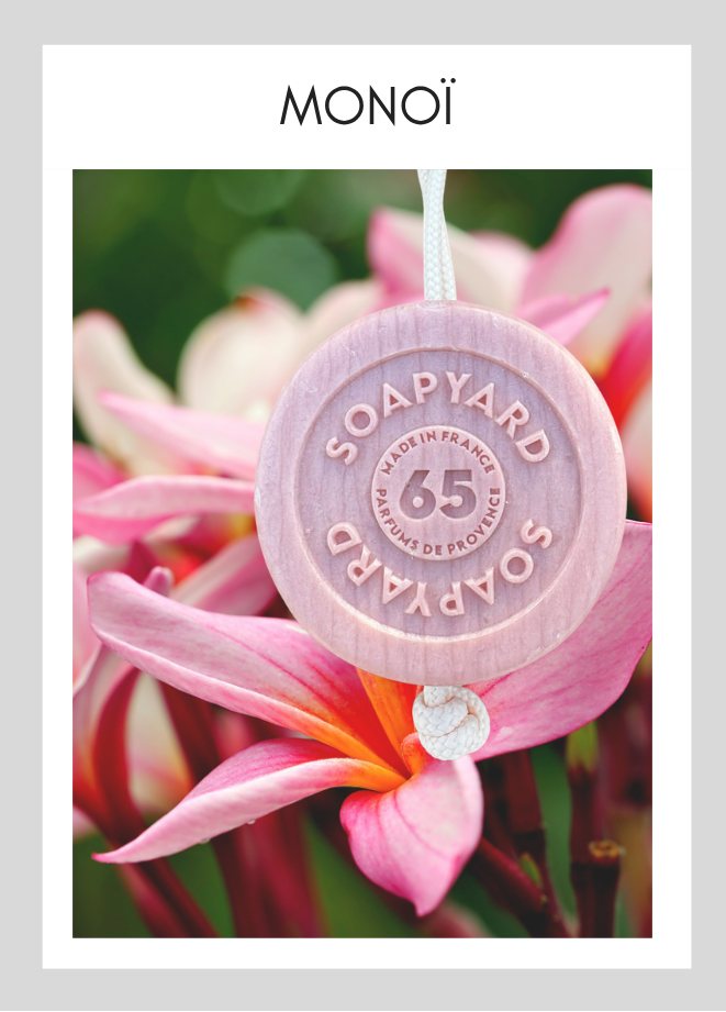 Savon avec corde Soapyard — Monoï Paillettes, sur fond illustrant son parfum