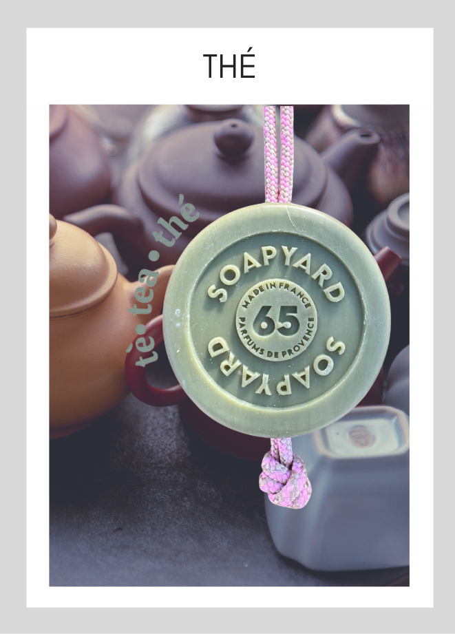 Savon au thé Soapyard avec corde rose et blanche, devant des théières