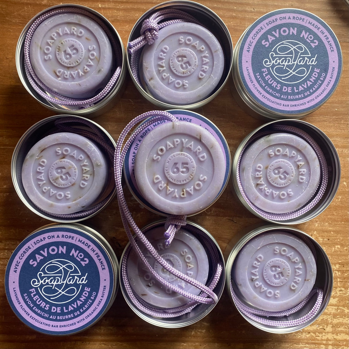 Savons Soapyard à la lavande fabriqués à Marseille, avec leurs cordes réutilisables et boîtes en aluminium.