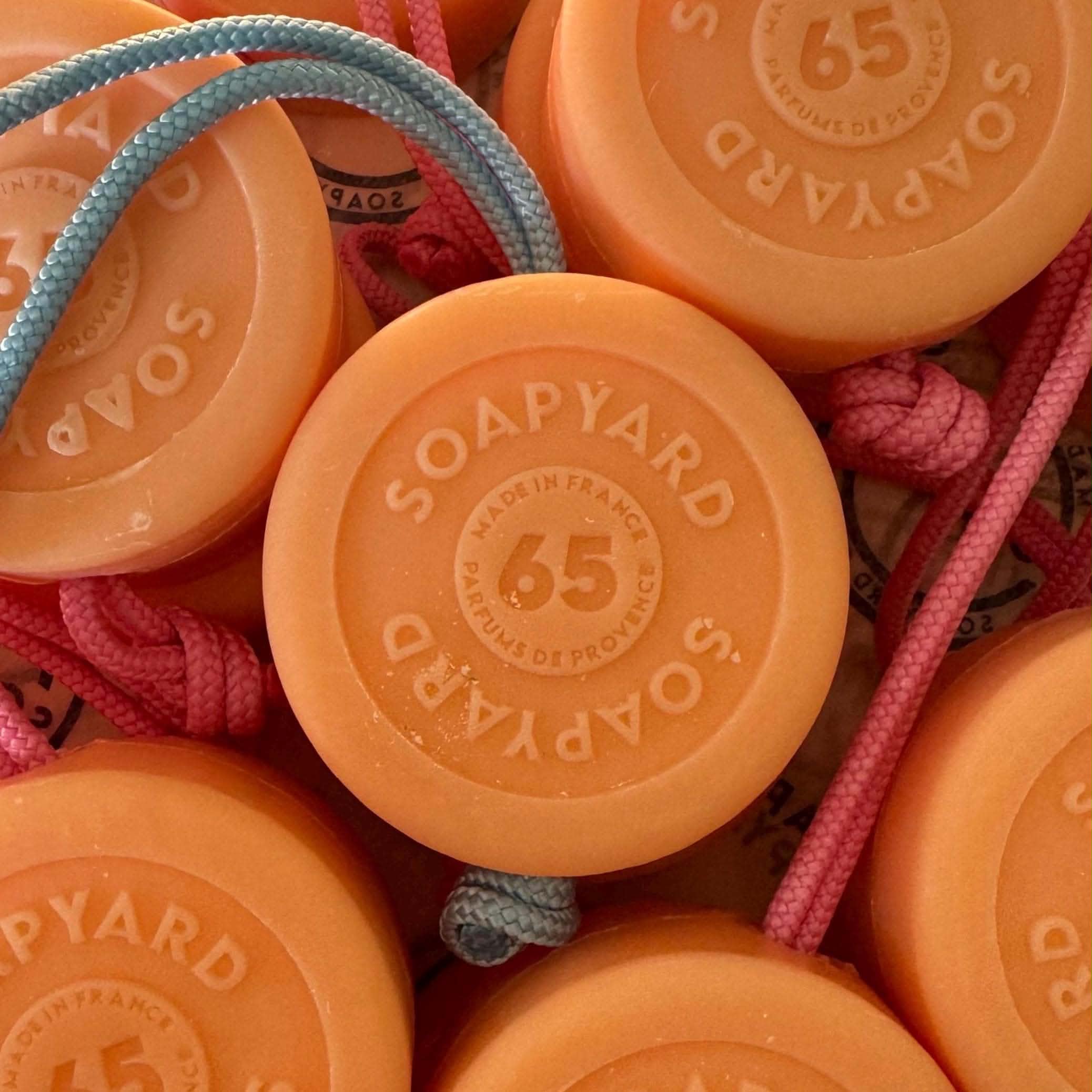 Savons ronds Soapyard orange avec cordes roses et bleues